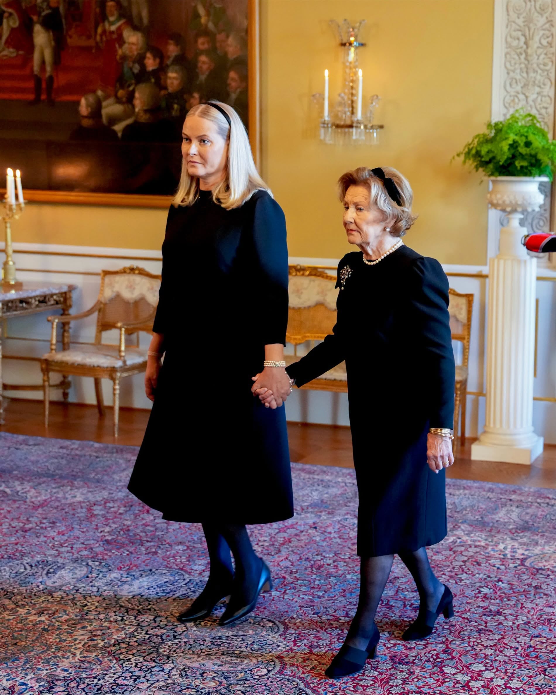 La reina Mette-Marit con la reina viuda Sonja.