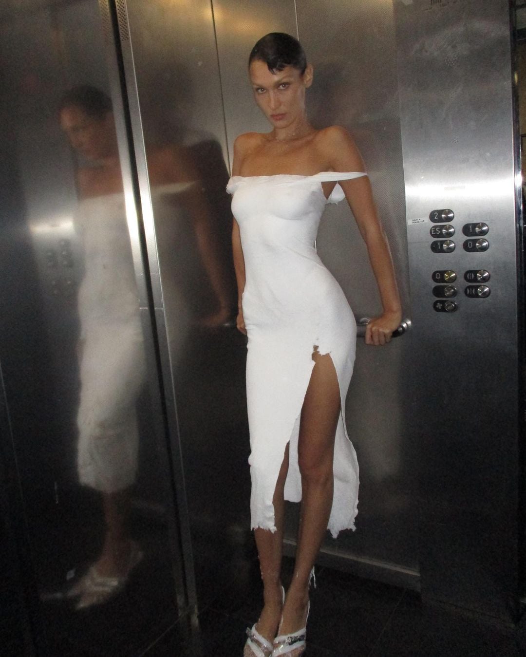 Bella Hadid, luciendo vestido blanco hecho con aerosol de Manel Torres