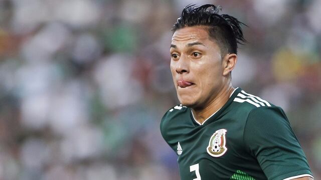 Carlos Salcedo en juego con el Tri.