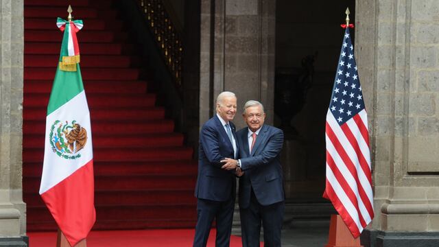 Joe Biden, presidente de Estados Unidos y Andrés Manuel López Obrador, presidente de México, se saludan al término de la recepción.