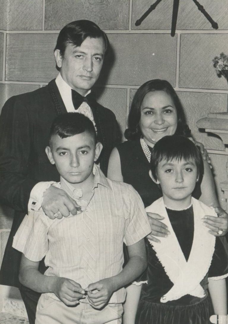 Carmen Salinas junto a su entonces esposo Pedro Plascencia Ramírez y sus hijos