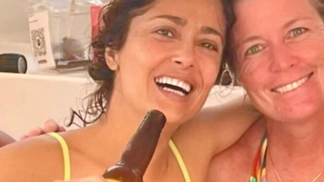 Salma Hayek revela su cerveza favorita durante su clase de buceo