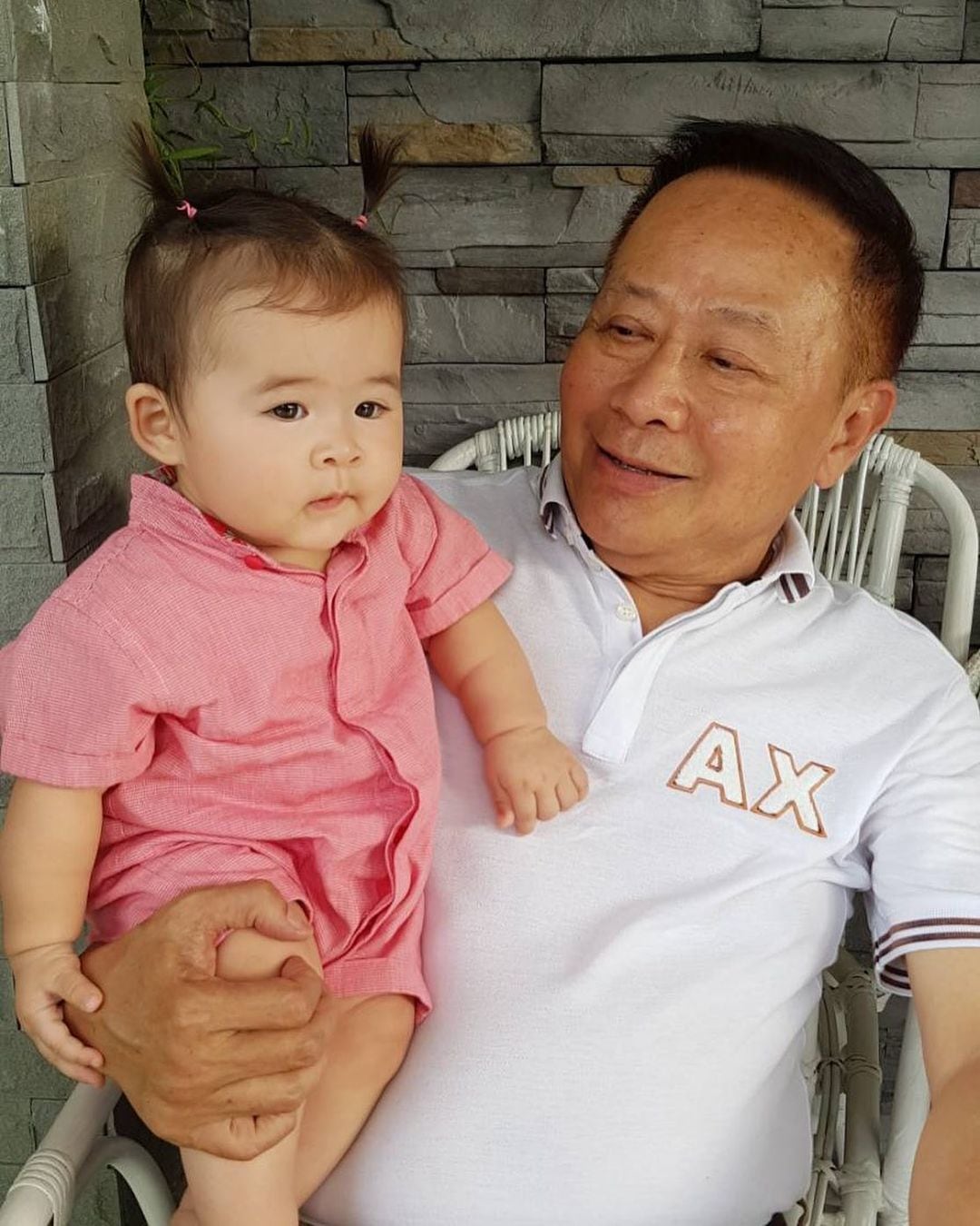 Anne Jakapong Jakrajutatip, su papá y su hija Angélica.