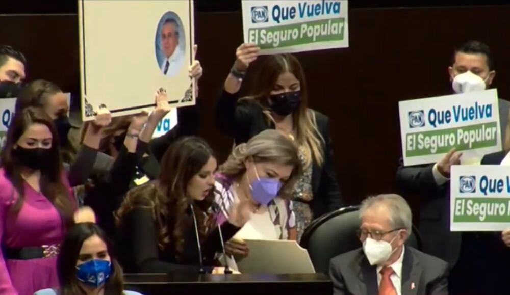 Patricia Armendáriz critica al PAN por entregar lápida a Jorge Alcocer