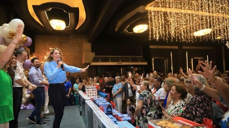 DIF Monterrey celebra a madres y padres de las Casas Club de Adultos Mayores.