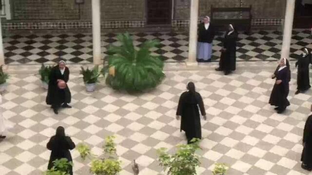 Monjas jugando.