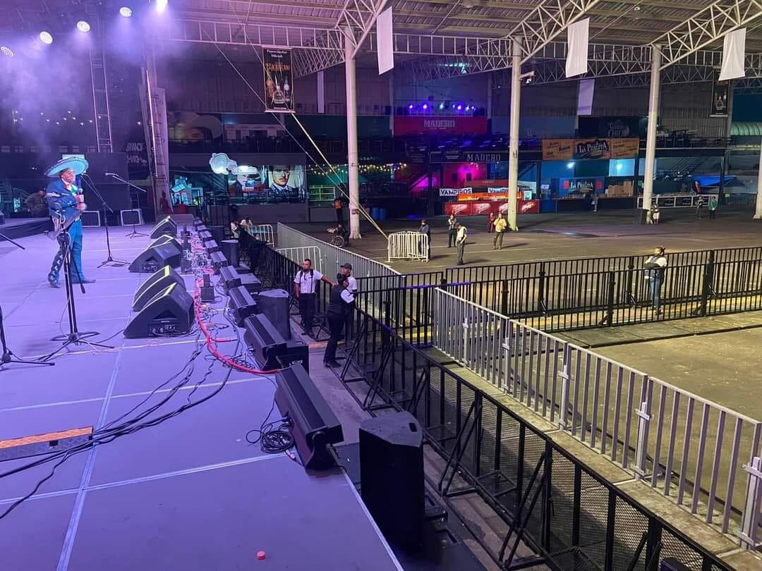 Abuelito da concierto en traje de mariachi pero nadie asiste