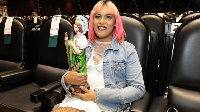 María Clemente García cargó con una figura de San Judas Tadeo durante sesión en la Cámara de Diputados