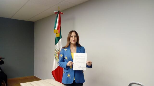 Clara Luz Flores Carrales renunció esta mañana a 22 años de militancia en el Partido Revolucionario Institucional.