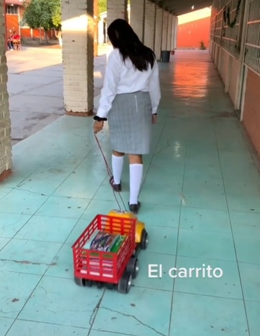 Alumna se pone creativa para el TikTok: "En todo menos en mochila"