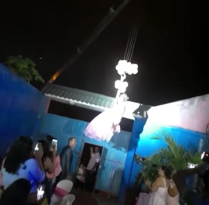 Quinceañera entra volada a su fiesta