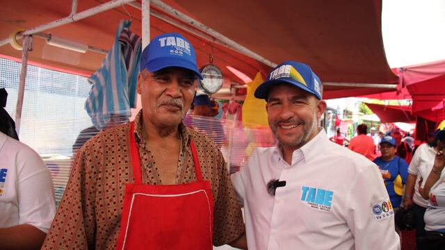 Mauricio Tabe junto a comerciantes del tianguis Winnipeg