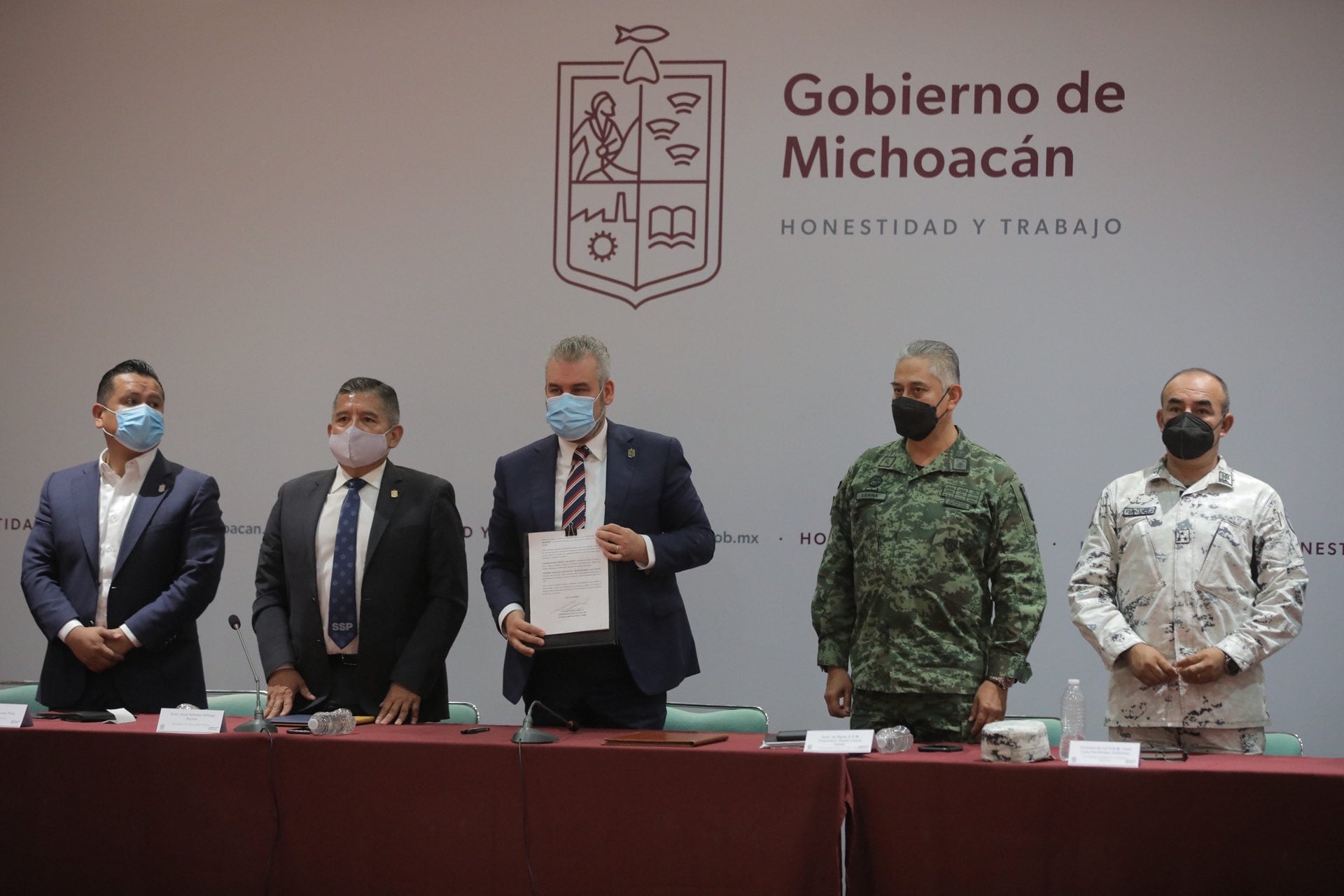 Alfredo Ramírez Bedolla con el acuerdo que de seguridad pública