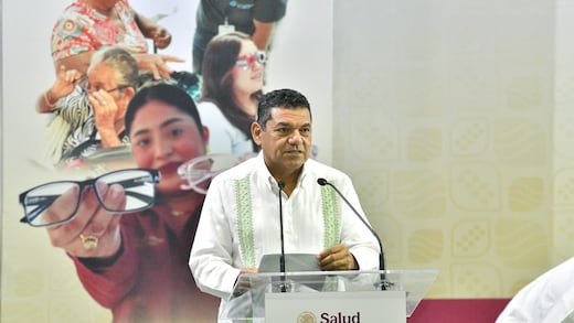 Javier May realiza entrega masiva de lentes de armazón en Tabasco