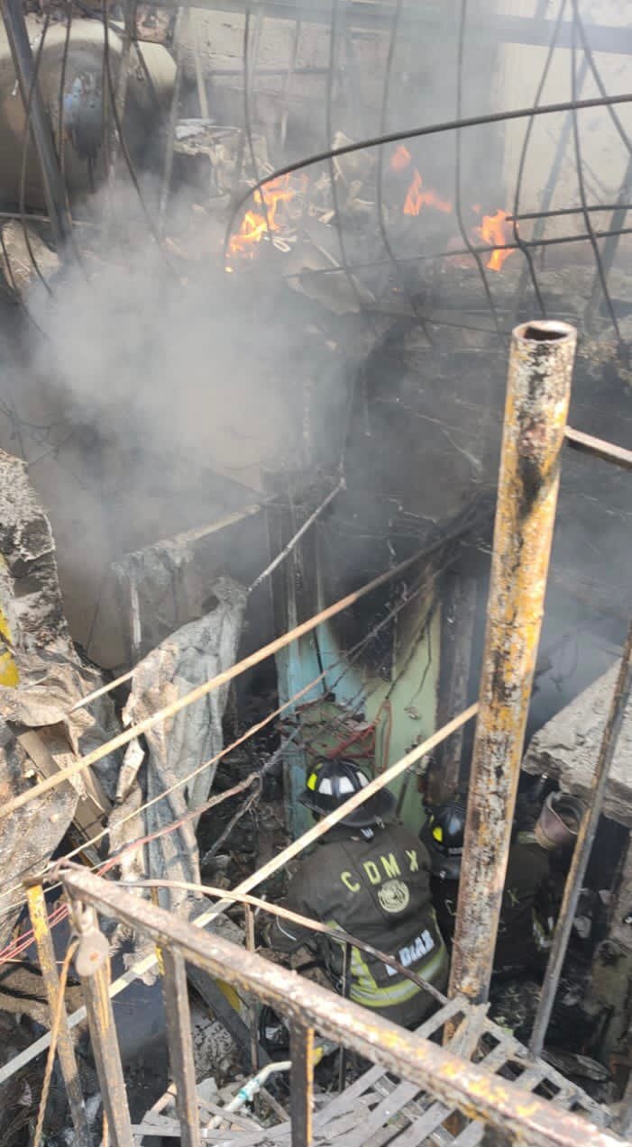 Explosión derrumba casa en Iztapalapa