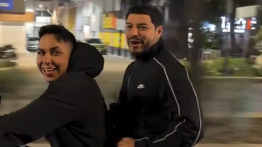 Captan a Eduin Caz y Ese Pérez en moto sin casco y desatan críticas