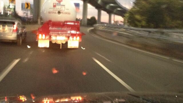 Pipa de Gas Express Nieto a +130km/hr en carriles centrales periférico, DF. Foto: @Indalecio