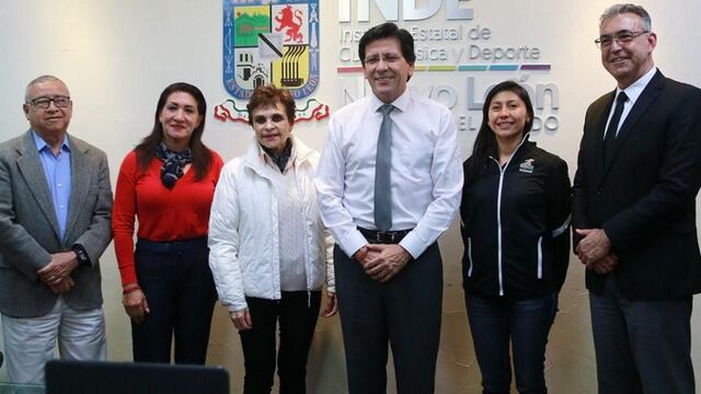 María de la Luz Chávez Gómez (tercera de izquierda a derecha)