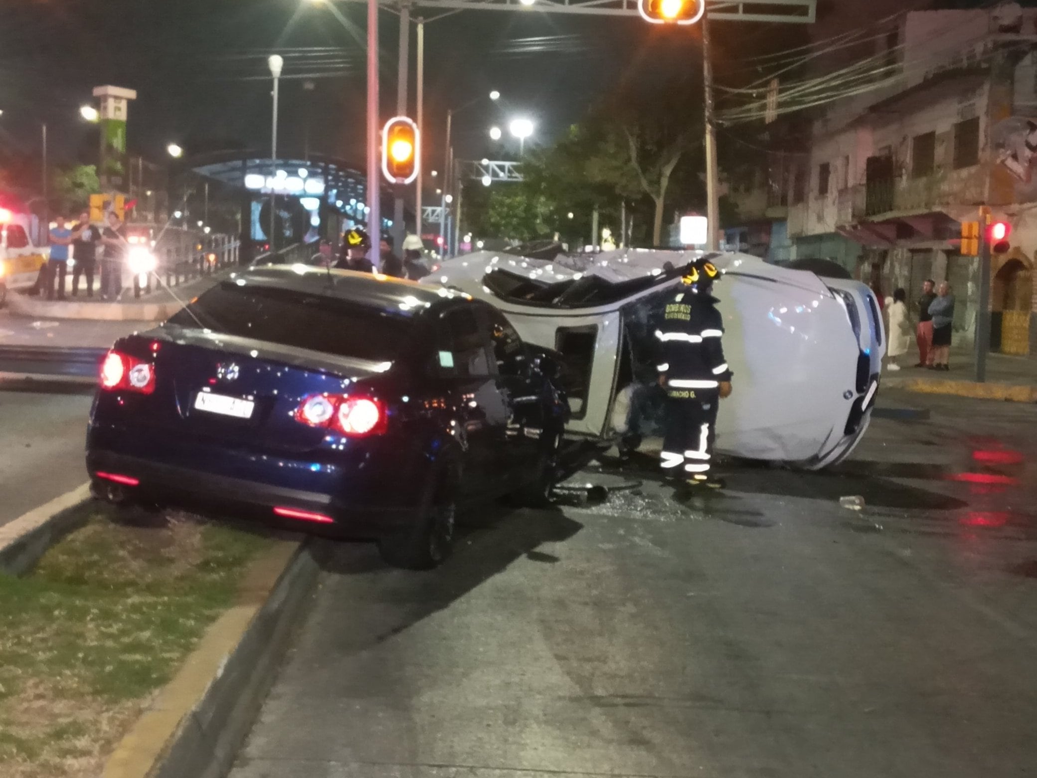 Choque de Bora y volcadura de BMW en Calzada Vallejo