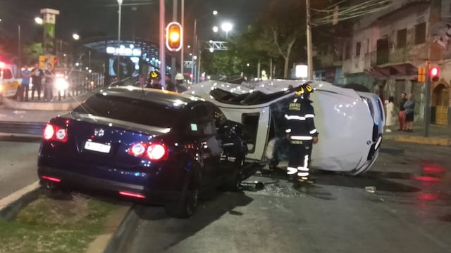 Choque de Bora y volcadura de BMW en Calzada Vallejo
