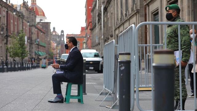 El gobernador de Michoacán espera fuera de Palacio Nacional al presidente AMLO