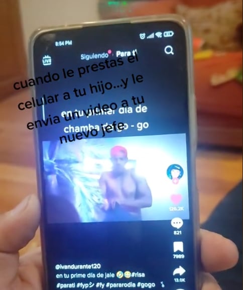 Su hijo la exhibe con su nuevo jefe
