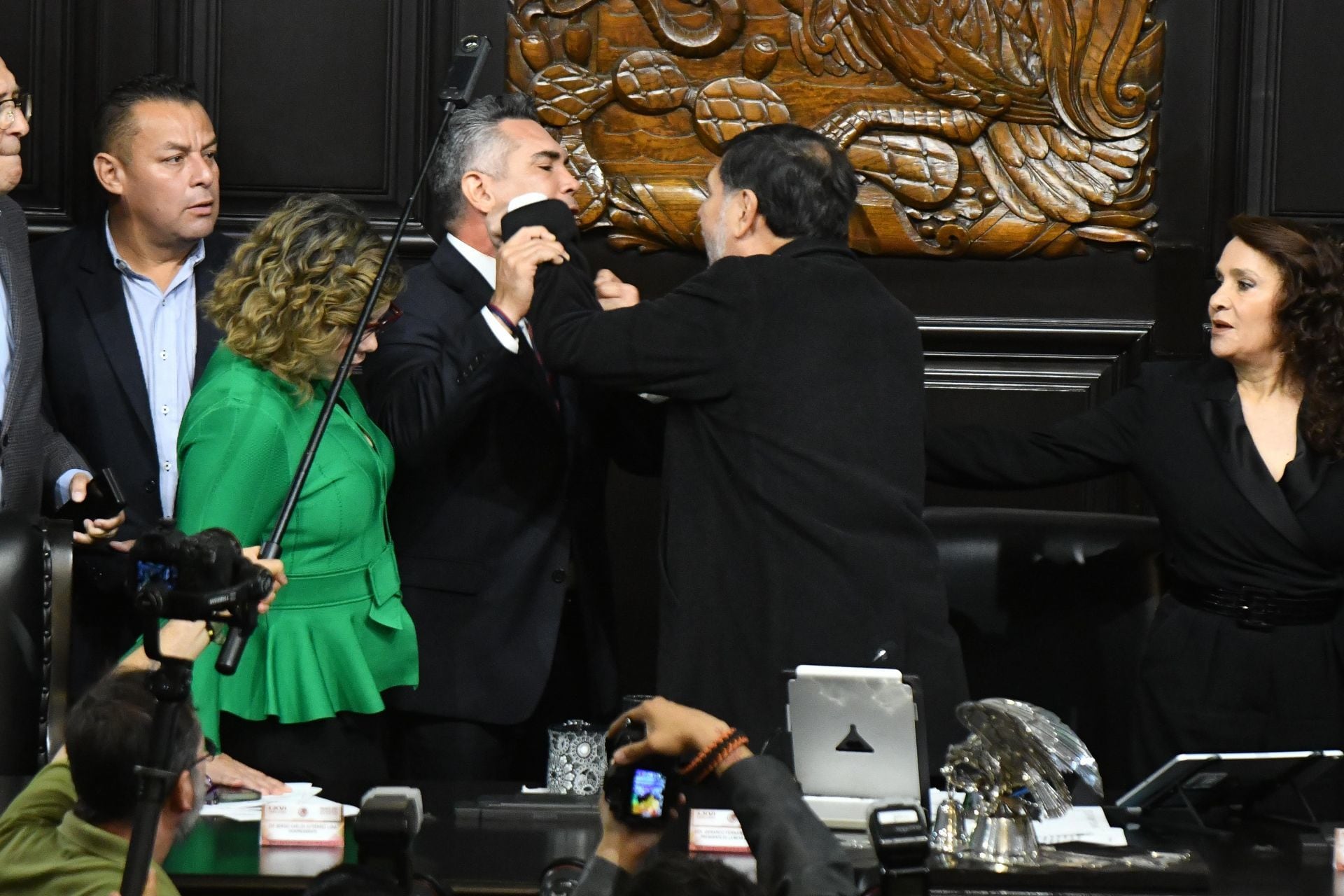 Morena planea solicitar desafuero de Alito Moreno tras su pelea con Gerardo Fernández Noroña