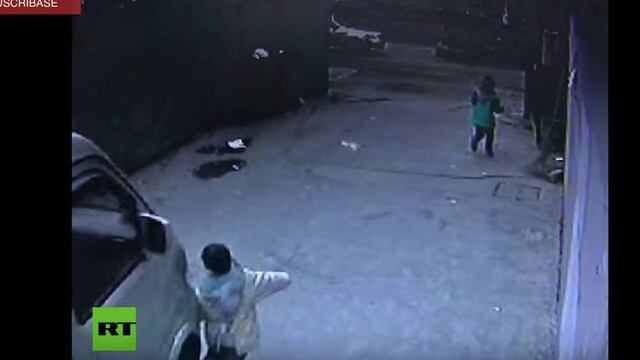 Camioneta le pasa encima.