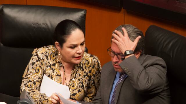 Mónica Fernández y Ricardo Monreal durante la sesión de este martes 3 de diciembre.