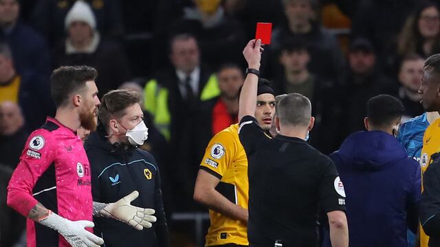 Raúl Jiménez es expulsado con los Wolves