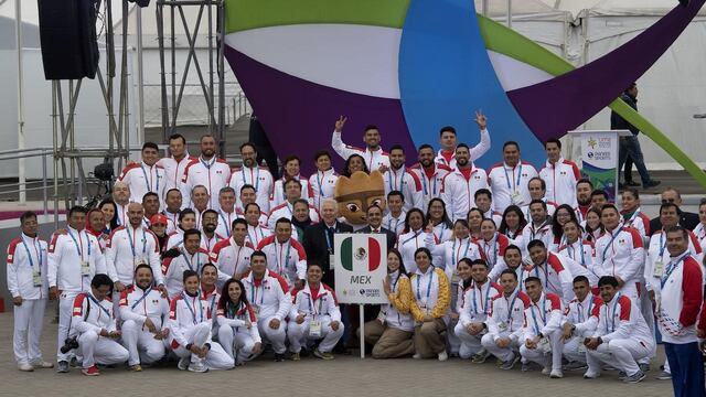 Izamiento de bandera delegación mexicana.