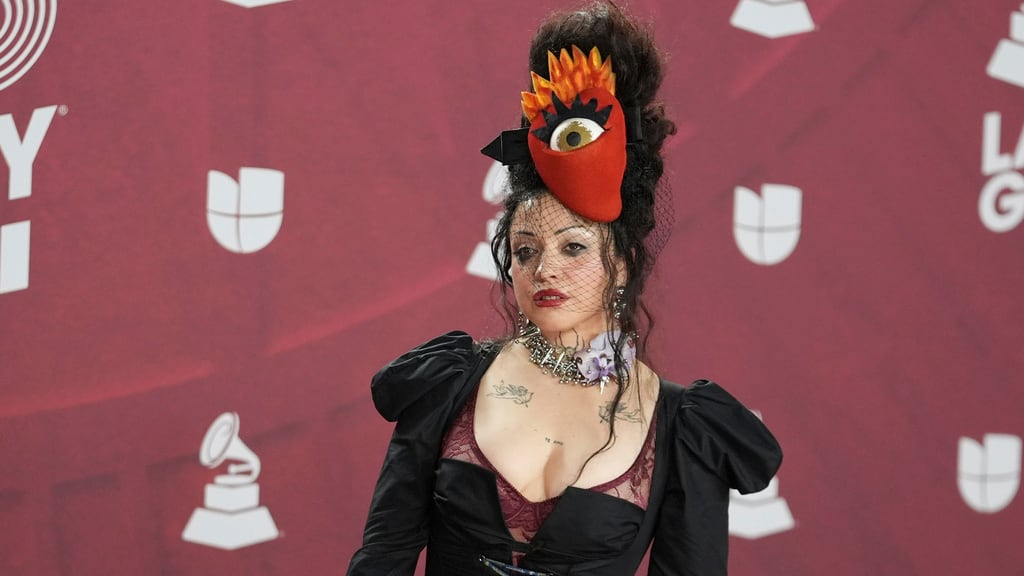 VIDEO: El atrevido vestido que usó Mon Laferte en Premios Latin Grammy 2024 fue diseñado por una mexicana