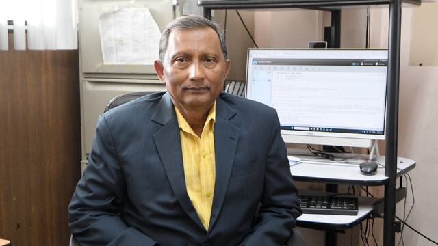 Umapada Pal, pionero en nanociencia, fabrica nanomateriales en Instituto de Física de la BUAP.