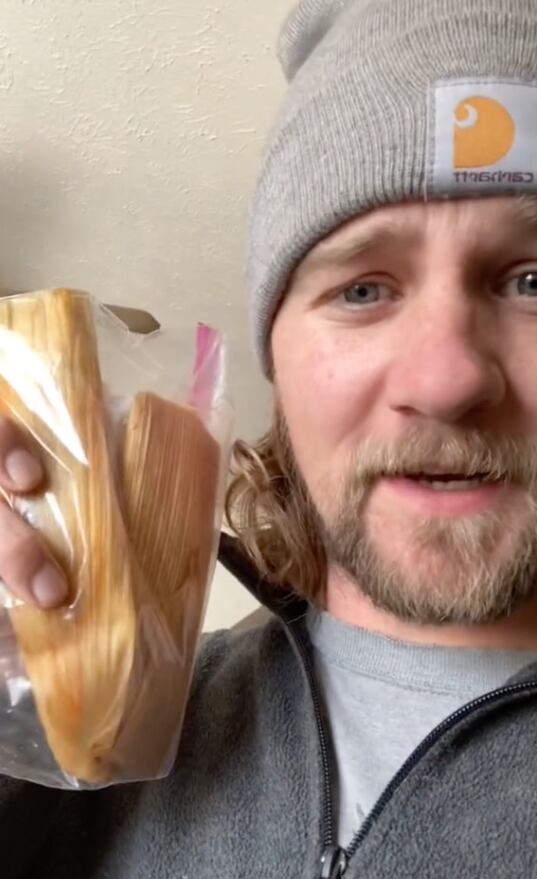 Usuario de TikTok no sabía cómo comer un tamal la primera vez que lo probó
