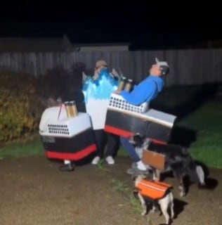 El mejor disfraz de Halloween es del hundimiento del Titanic y hasta perritos participaron