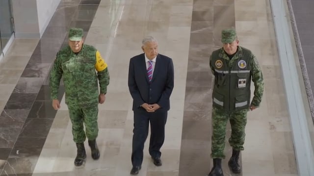 AMLO con ingenieros del ejercito