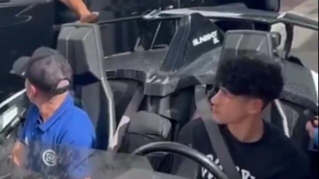 Uriel Antuna en su costoso auto