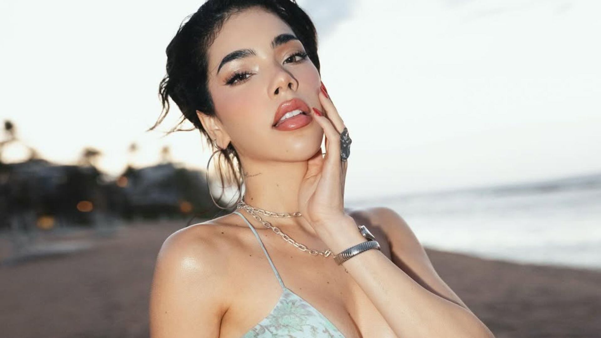 Kenia Os terminó de celebrar su cumpleaños con fotos en un ajustado vestido azul