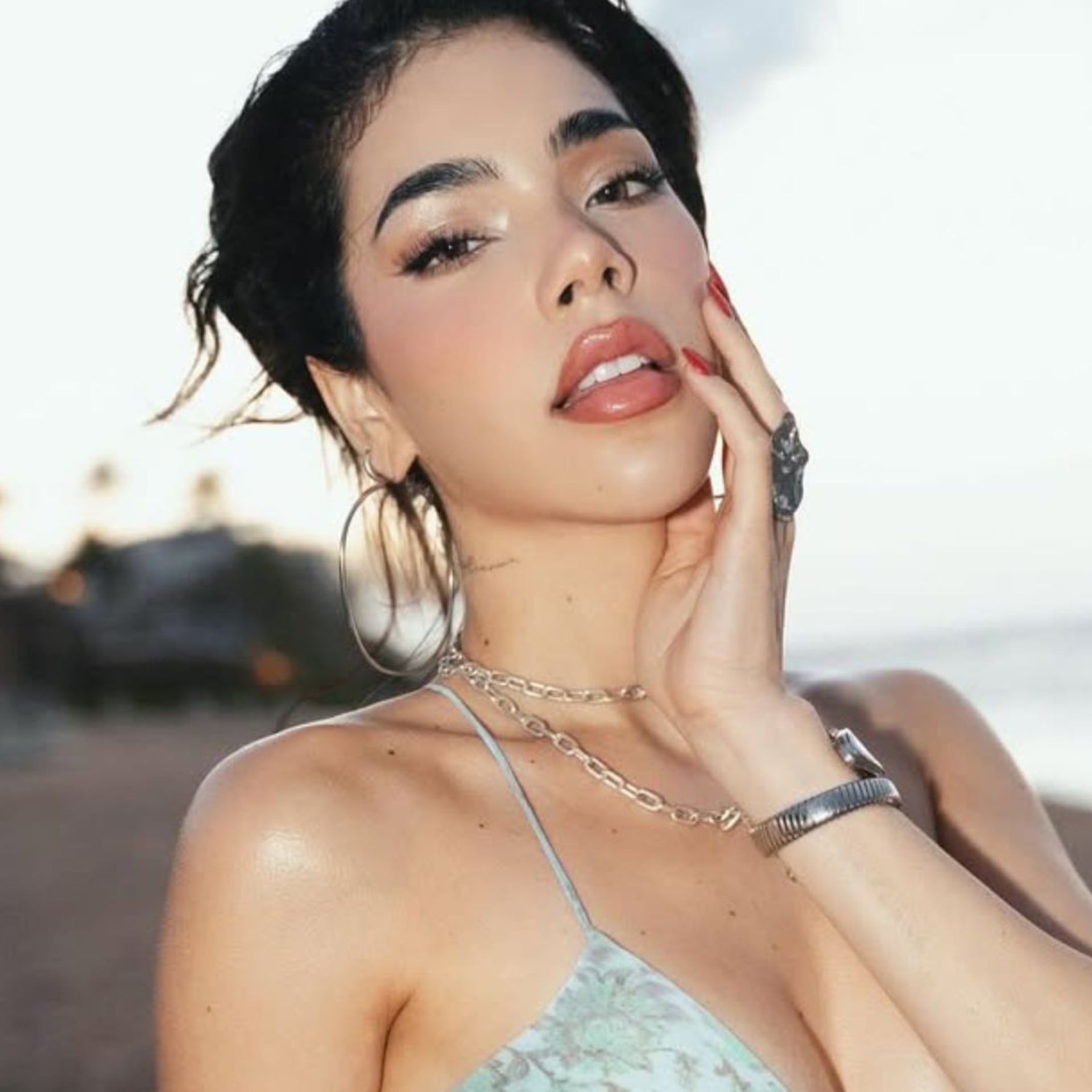 ¿Quién es Kenia Os? Cantante y novia de Peso Pluma, integrante de la trinidad del pop mexicano