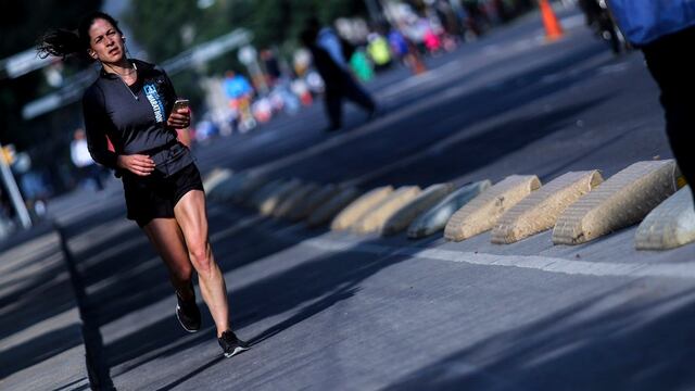 Mujer corriendo sobre Paseo de la Reforma.