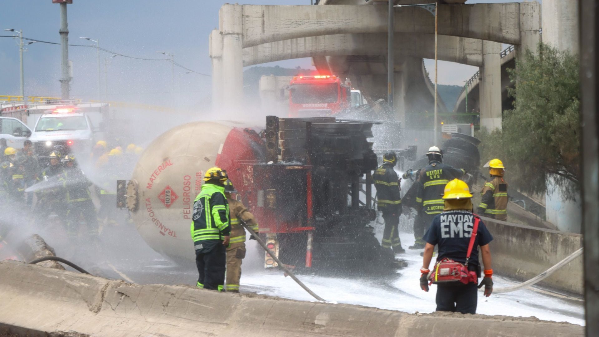 Fiscalía CDMX investigará si curva vial influyó en explosión de pipa en Iztapalapa