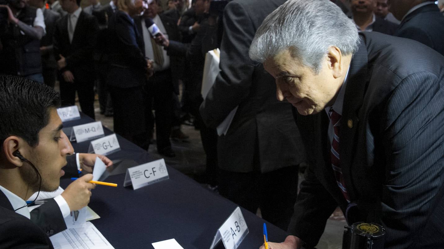 Priista Carlos Aceves pide licencia indefinida de Asamblea Constituyente