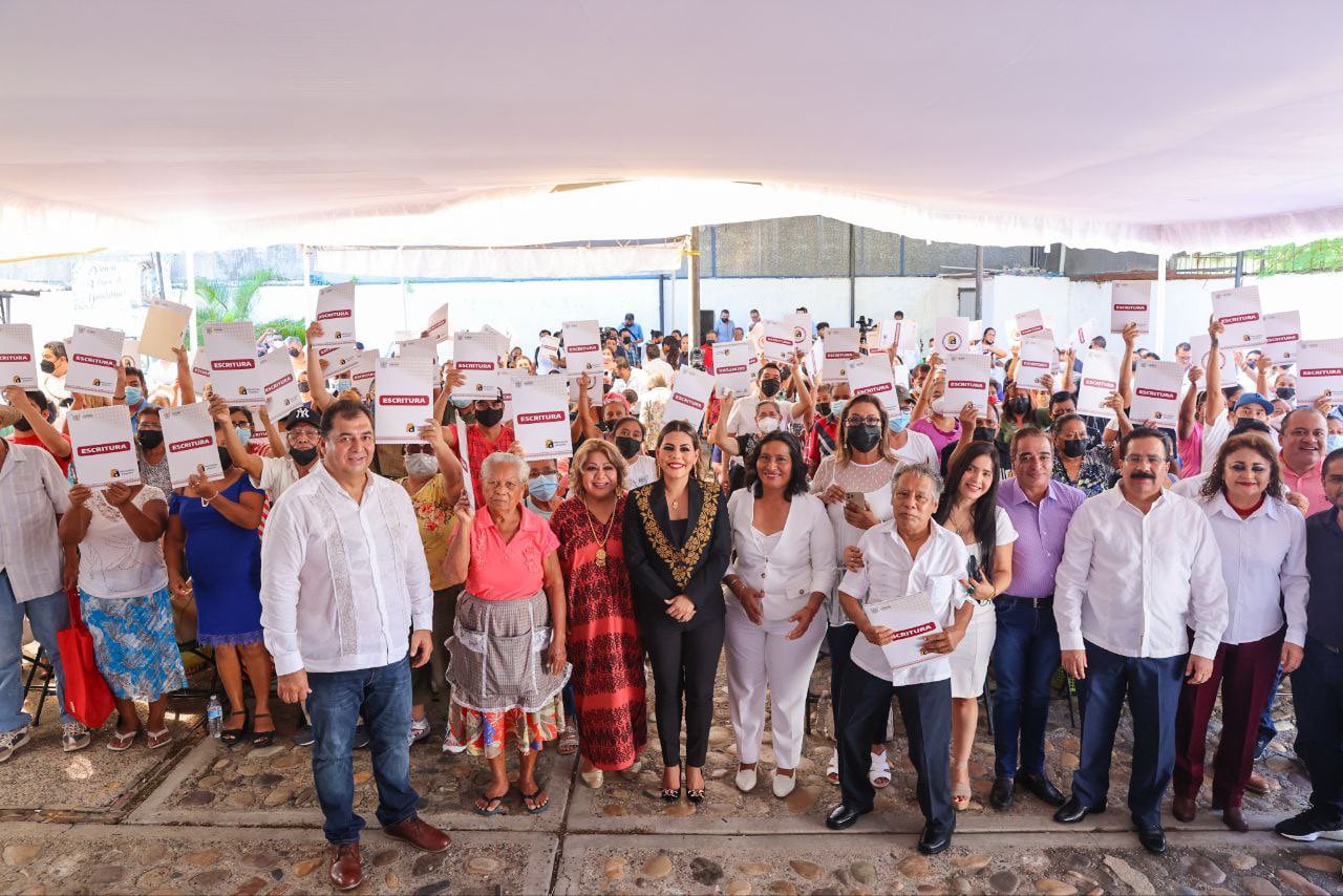 Evelyn Salgado entrega escrituras a familias de Acapulco