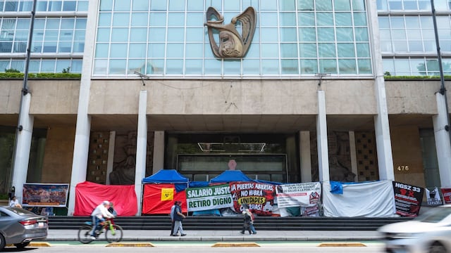Plantón frente a las oficinas centrales del IMSS en avenida Paseo de la Reforma