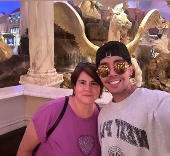 Derek Trejo con su mamá, Verónica de la Rosa López.