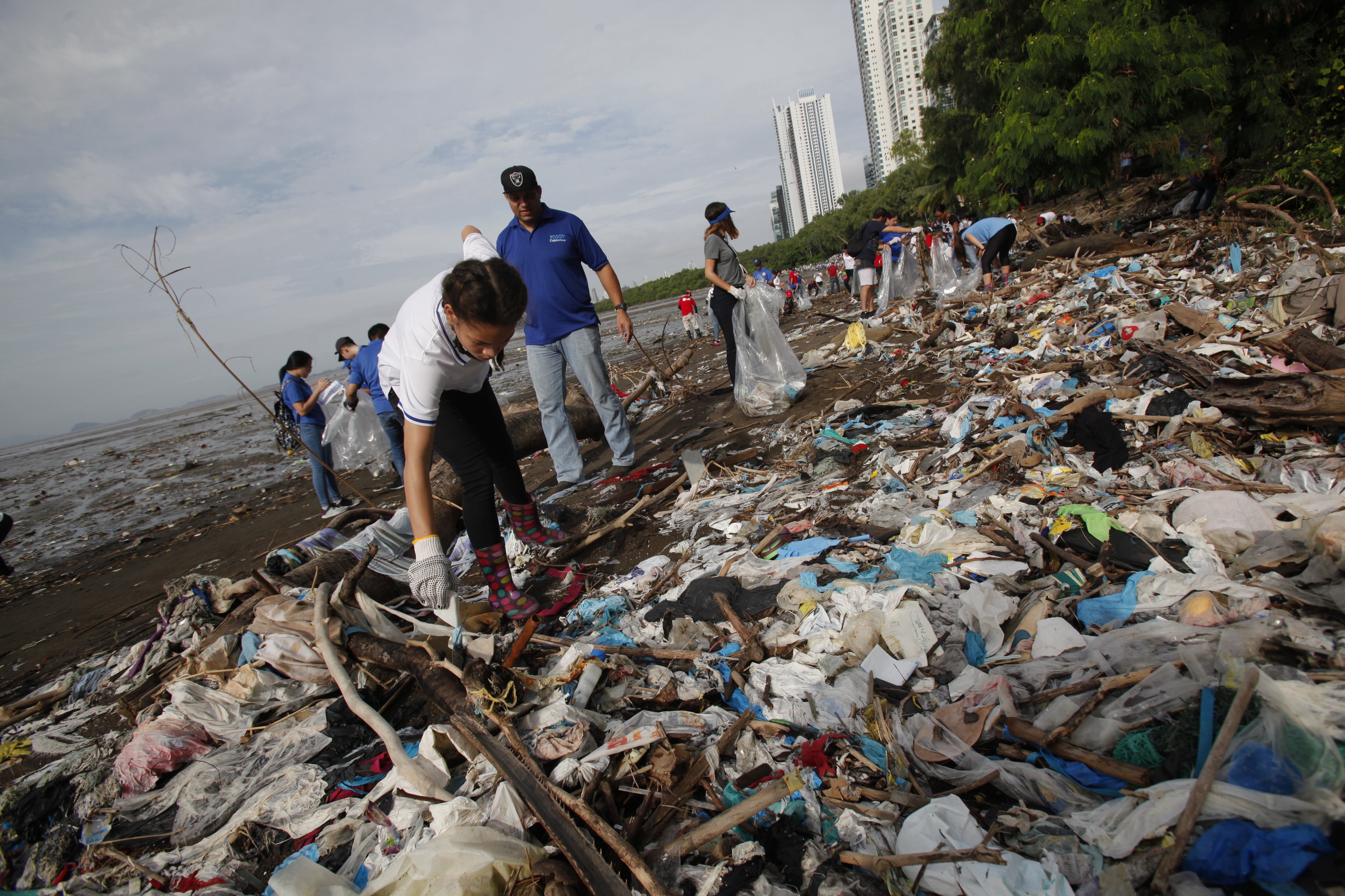 Plásticos en las playas de un sector de la Bahía de Panamá