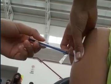 Niña vacunada con jeringa vacía