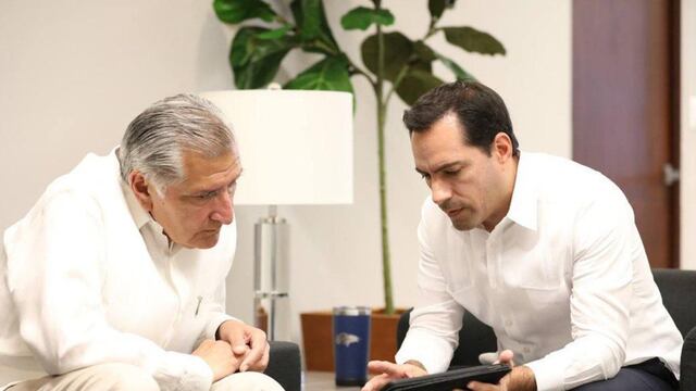 Mauricio Vila Dosal presenta le-tram a Adán Augusto López