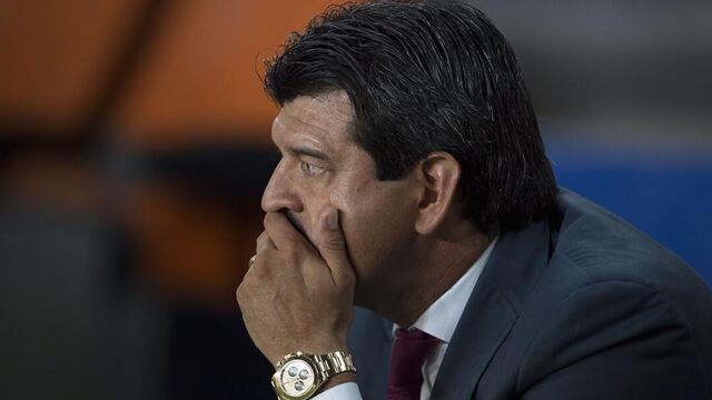 José Cardozo en la banca de Chivas.