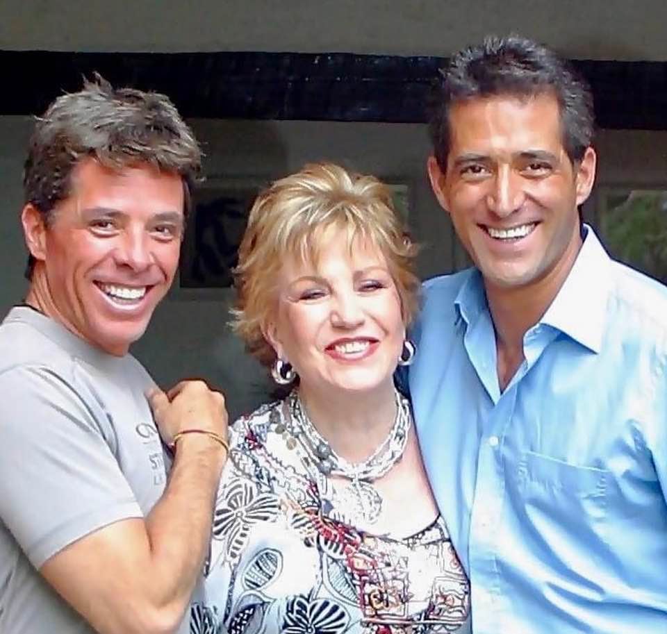 Maxine Woodside y sus hijos; Fernando Iriarte Woodside y Alejandro Iriarte Woodside.